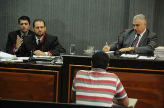 Promotor interrogou Irineu Maciel que depôs como declarante. (Foto:Rodrigo Pazinato)
