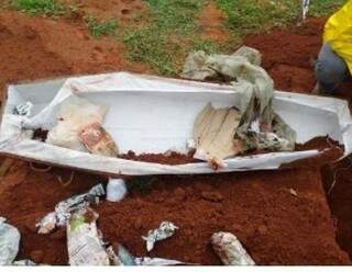 Caixão foi encontrado vazio no cemitério (Foto: Buriti News) 