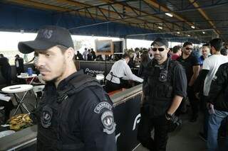 Varias equipes da polícia civil também foram escaladas para fazer a segurança no local. (Foto: Gerson Walber) 