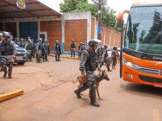 Policiais do Batalhão de Choque deixam presídio após horas de pente-fino (Foto: Marcos Maluf)