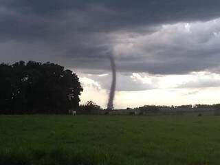 Tornado foi visto em área rural de Vicentina, centro-sul do Estado (Foto: Fabio Faria da Silva/Reprodução/Facebook)