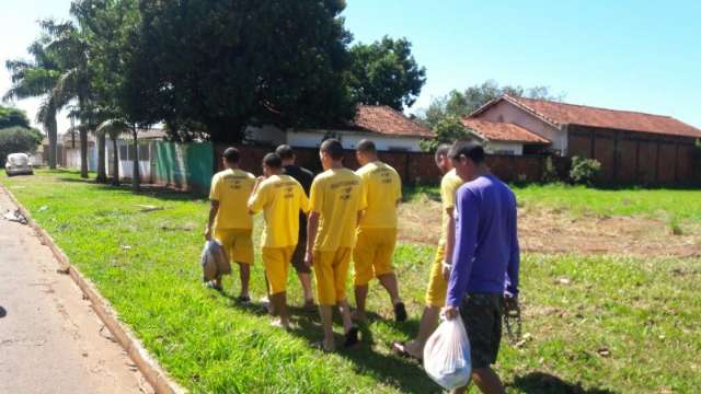 Policiais civis escoltam presos a p&eacute; por falta de combust&iacute;vel em viaturas
