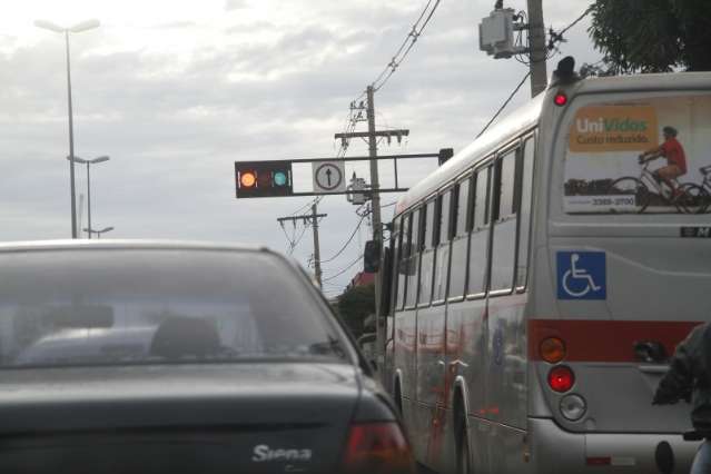  Sem&aacute;foro com duas luzes acesas ao mesmo tempo confunde motoristas