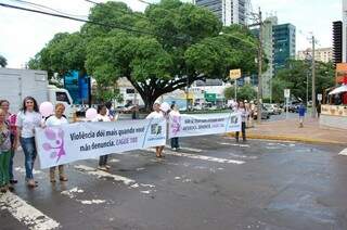 Servidores e estudantes participam de manifesto contra a violência doméstica. (Foto: Renan Nucci)