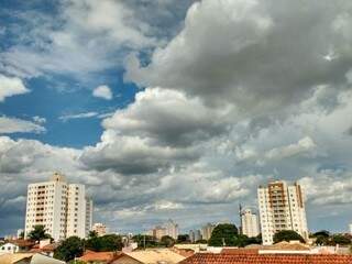 Em Campo Grande, o céu está nublado nesta segunda-feira (Foto: André Bittar) 