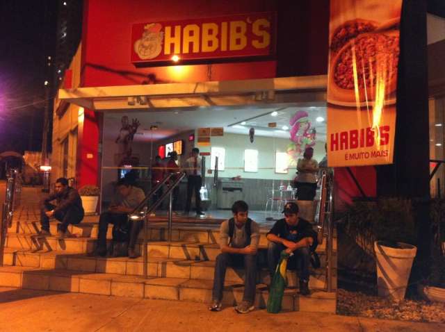 Com medo, fast-food e comerciantes fecham as portas durante passeata