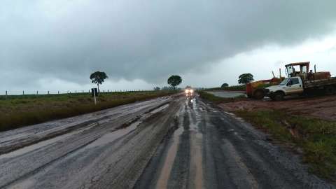 Chuva destroi asfalto de rodovias, abre cratera e alaga estradas