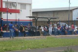 Pessoas aguardam em ponto de ônibus à espera dos primeiros veículos. (Foto: Marcos Ermínio)