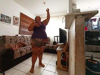 Com rachaduras da parede ao teto, moradores dizem que condom&iacute;nio pode desabar