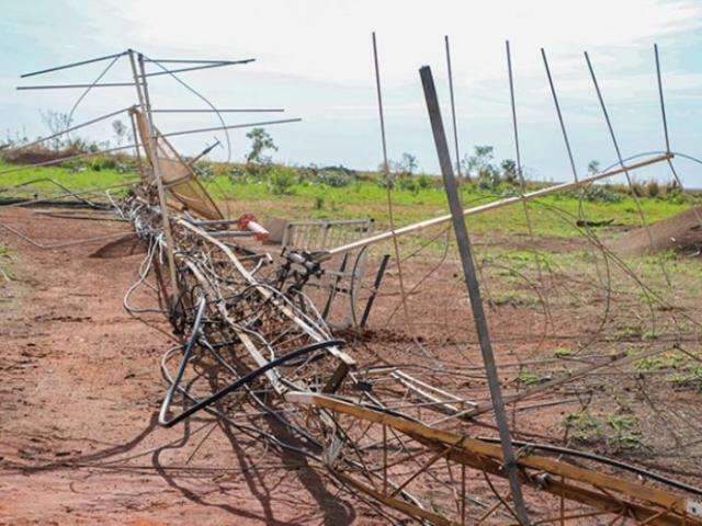 Vendaval derruba torre de 90 metros e munic&iacute;pio fica sem sinal de TV 