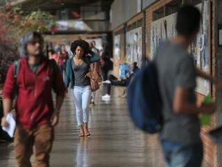 Acadêmicos em corredor de universidade (Foto: Marcello Casal Jr/Agência Brasil)