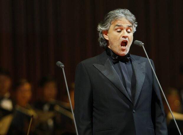 Tem 21 anos, é filho do tenor italiano Andrea Bocelli e também