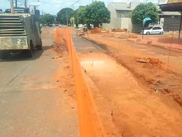 Desconfiados, vizinhos acompanham retorno de obra na regi&atilde;o da Brilhante