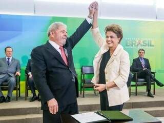 Lula e Dilma durante posse do ex-presidente como ministro, na manhã desta quinta (Foto: Roberto Stuckert / Presidência da República)
