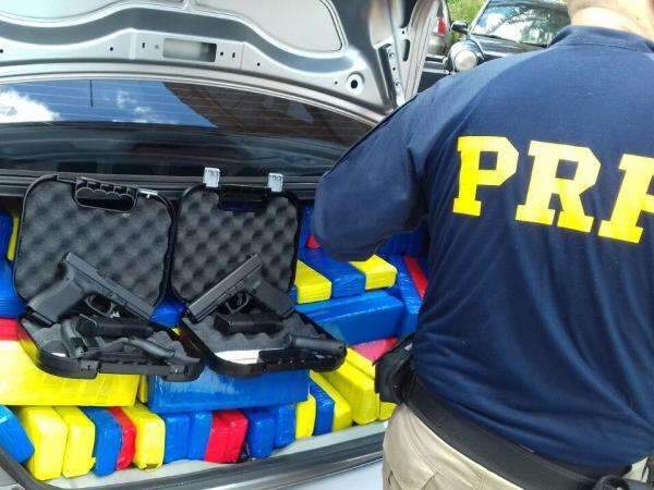 Trio &eacute; preso com 1,7 tonelada de maconha e pistolas em carros na BR-060