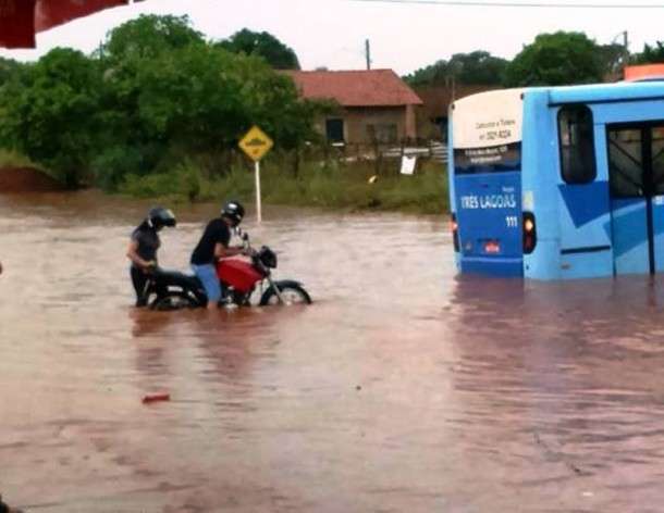 Chuva provoca alagamentos em avenidas e ventos derrubam sem&aacute;foro