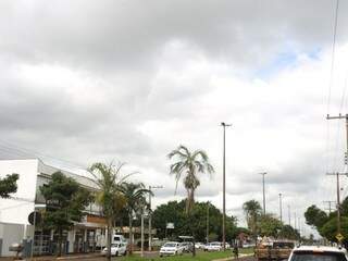 Céu fechado na tarde desta quinta-feira (dia 21), em Campo Grande. (Foto: Kísie Ainoã).