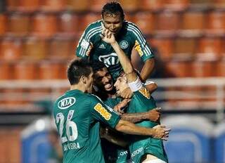 &quot;Zagueiro artilheiro&quot; Henrique, com a faixa de capitão, comemora mais um gol pelo clube (Foto: Ari Ferreira/Lance)