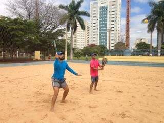 Atletas de Beach Tennis na praça Belmar Fidalgo em Campo Grande.(Foto: Divulgação)