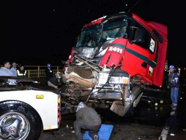 Kombi parada em ponte entre MS e SP causa colis&atilde;o de tr&ecirc;s carretas