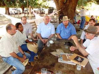Produtores e integrantes da ONG se reuniram ontem no Pantanal. (Foto: Divulgação)