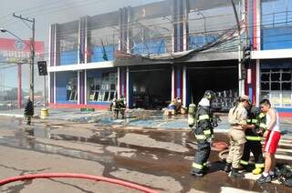 Fachada da loja destruída pelo incêndio ( Foto: Luciano Muta)