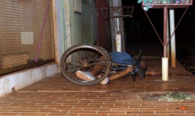 Moradores escutam tiros e encontram homem morto, baleado na cabe&ccedil;a 