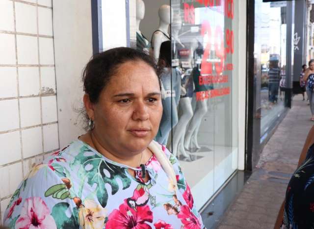 Com hor&aacute;rio ainda indefinido, clientes lotam Centro no s&aacute;bado