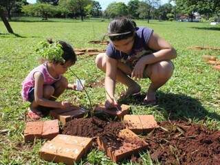 Crianças participam de plantio do Bosque das Palavras (Foto: Divulgação)