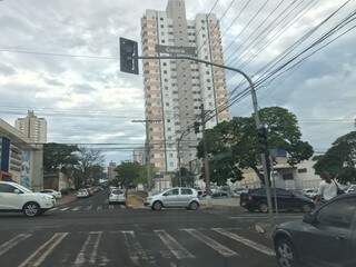 Semáforo desligado no cruzamento da Rua da Paz com Ceará na manhã de hoje. (Foto: Direto das Ruas)