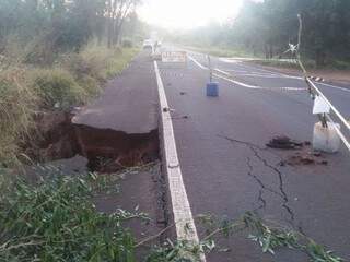 Cratera abriu após chuvas que caíram na região e local ficará interditado (Foto: Vicentina Online)