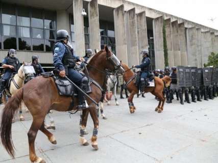 Policiais vão continuar na Assembleia e Governadoria após protestos