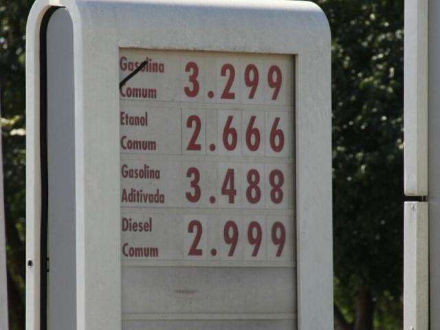 Dois dias ap&oacute;s an&uacute;ncio, gasolina &eacute; vendida acima de R$ 3 na Capital