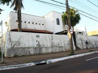 Em uma das esquinas, a casa fechada há anos, foi construída pelo ex-governador Pedrossian e vendida para pagar dívidas de campanha. (Fotos: Marcos Ermínio)