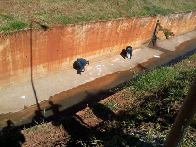  Dupla assalta garagem e documentos s&atilde;o encontrados em c&oacute;rrego