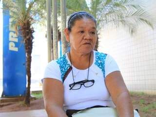Merendeira Enedina Belizario Canário, de 58 anos, veio de Miranda para renovar o benefício e não conseguiu.(Foto: Marina Pacheco)