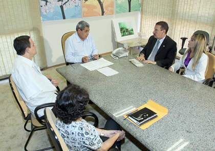 Prefeito de Cassil&acirc;ndia pede apoio de Andr&eacute; para revitaliza&ccedil;&atilde;o de c&oacute;rrego