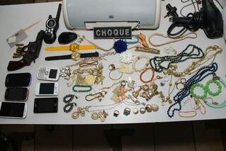 Com o grupo os policiais encontraram joias, celulares e a arma utilizada no crime. (Foto: Fernando Antunes)