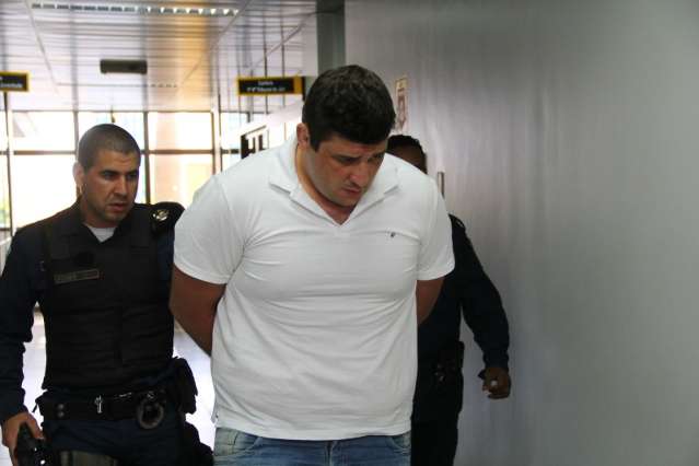 Lutador que espancou engenheiro surta, &eacute; algemado e isolado em cela 