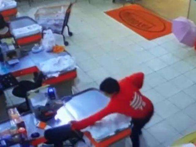 Em pouco mais de 1 minuto, ladr&otilde;es invadem mercado e levam dinheiro 