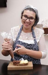 Julyanne Guimarães prepara os ovos artesanalmente. (Foto: Kisie Ainoã)
