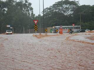 Chuva alagou Via Parque. (Foto: Pedro Peralta)