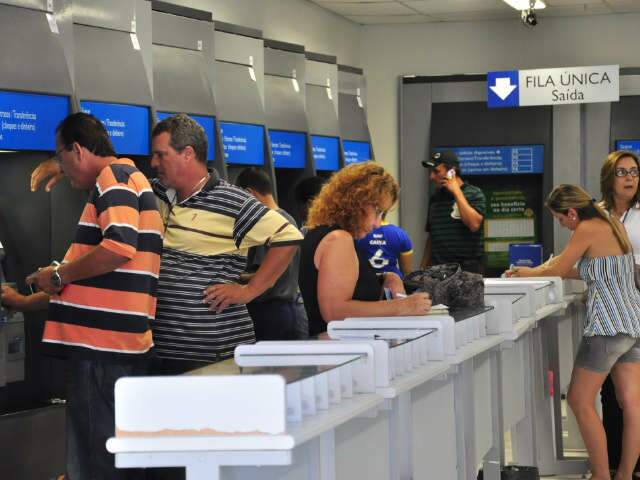  Movimento &eacute; tranquilo nos bancos de Campo Grande na v&eacute;spera do Natal