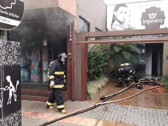 Inc&ecirc;ndio em sal&atilde;o e loja de roupas mobiliza bombeiros em Dourados