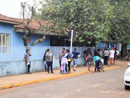 Nas Moreninhas, espera na fila por vacina contra a gripe já dura 3 horas