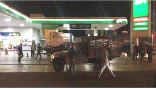 Exército fez escolta e combustível chegou a posto na avenida Mato Grosso. (Foto: Danielle Valentim)