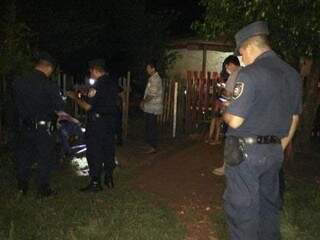 Policiais no local onde paraguaio foi morto a tiros, ontem à noite (Foto: Porã News)