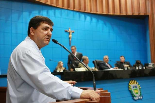 Na tribuna da Assembleia, diretor da Fetems explica cancelamento de protesto