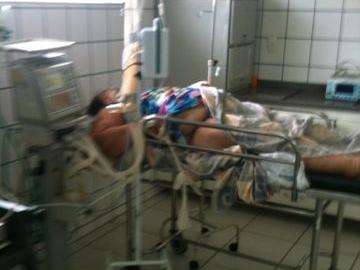 Sem vagas em hospitais, pacientes agonizam e podem morrer em posto