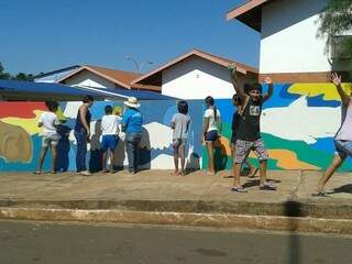 Comunidade foi á escola para pintar o muro com o tema &quot;Animais da nossa fauna&quot; (Foto: Roseli Lopes de Lima)